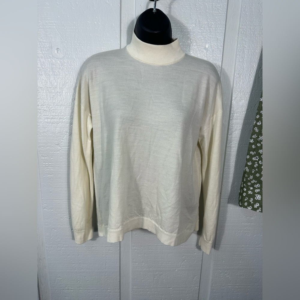 Uniqlo Crew Neck Wool Off White Sweater Size Medium EUC